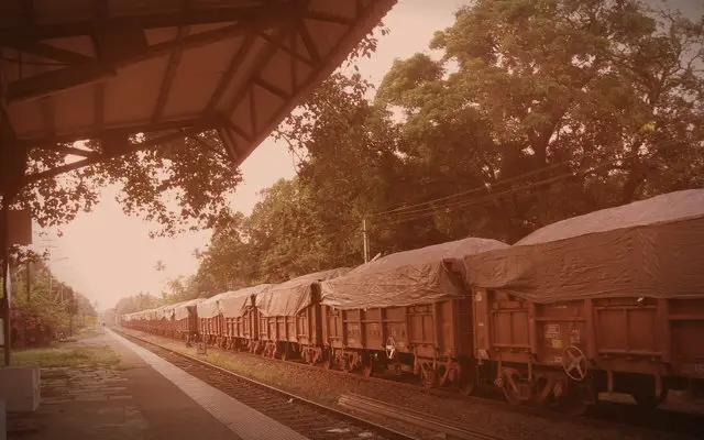 Transnet: 696 wagons over 7.6 km, South Africa takes back the record for the longest train from Australia